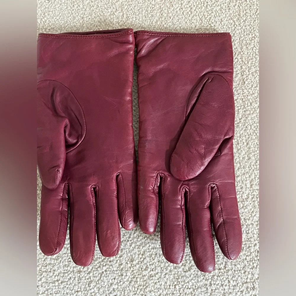 Coach
Quilted
Burgundy
Leather
Gloves Merino
Wool w/heart and bow . - Picture 5 of 6